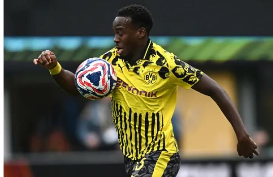 Dortmund khẳng định chưa đàm phán với Bayern về trường hợp Jamie Gittens
