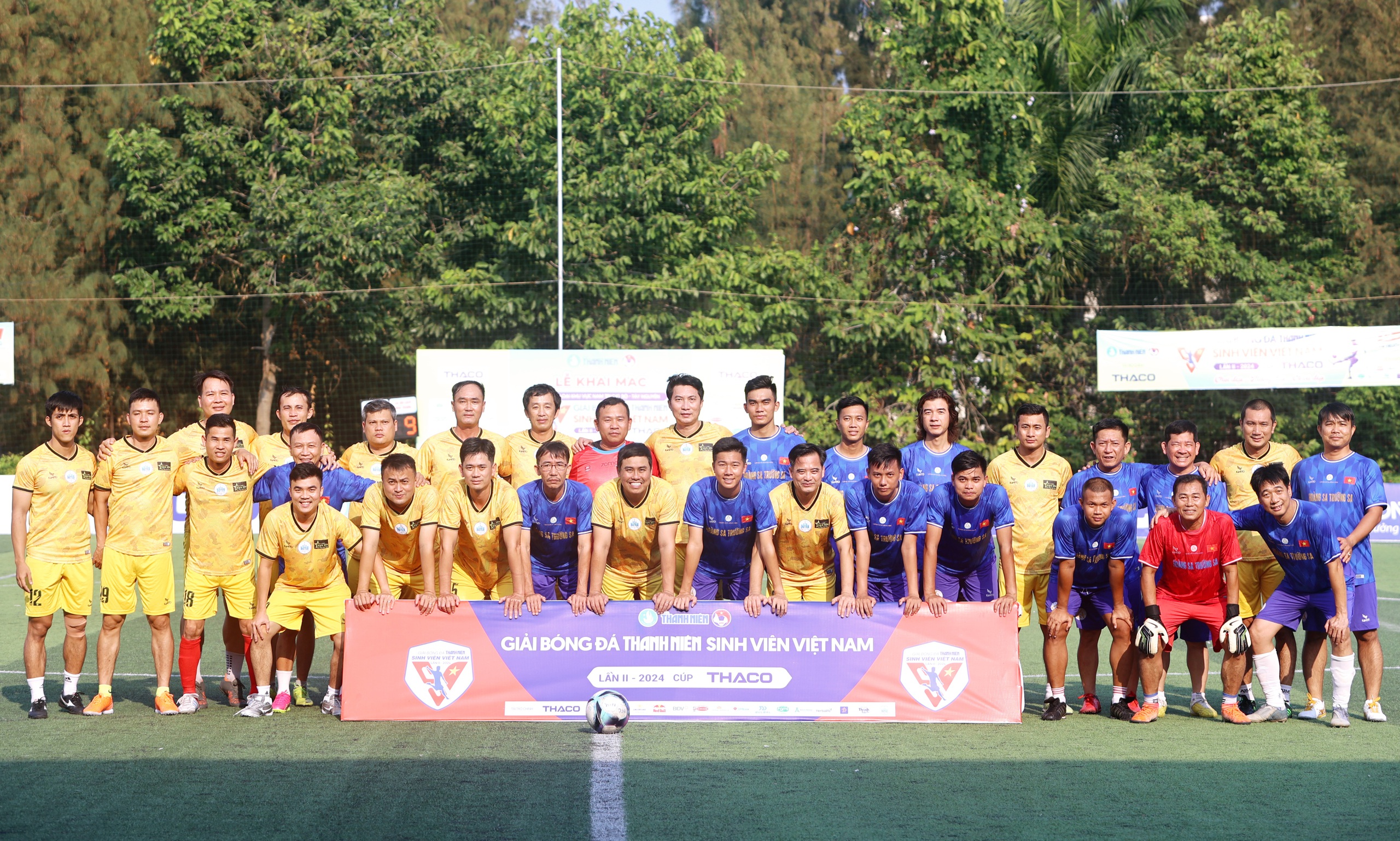 Trận đấu giao hữu sôi động giữa ĐH Nha Trang và đội liên quân tại vòng loại giải bóng đá Thanh Niên sinh viên Việt Nam