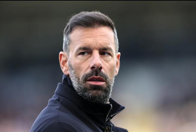 Leicester City chính thức sa thải HLV Ruud van Nistelrooy, Sean Dyche được xem là ứng viên hàng đầu