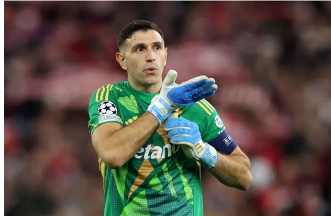 Emiliano Martínez: Liệu có phải là người kế vị xứng đáng của David de Gea tại MU?