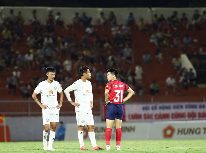 CAHN đại thắng Bình Định 5-1, Leo Artur tỏa sáng rồi nhận thẻ đỏ