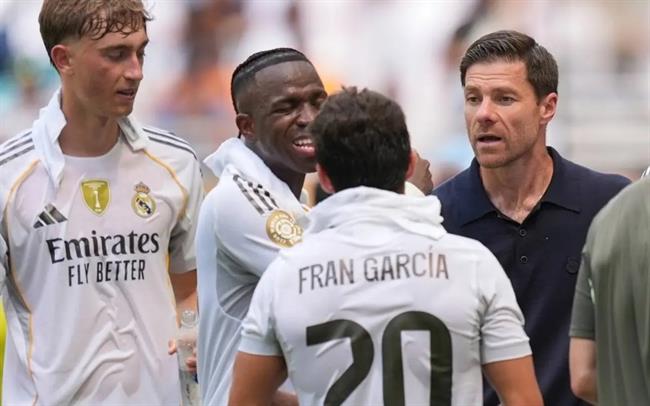 HLV Ancelotti yêu cầu Vinicius Junior và Kylian Mbappe cải thiện khả năng phòng ngự