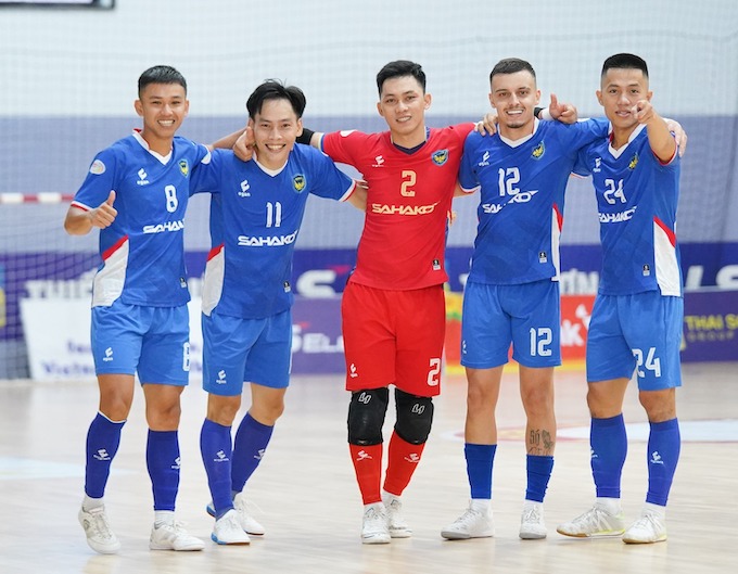 Thái Sơn Bắc kịch tính lội ngược dòng đánh bại Sahako, vươn lên dẫn đầu BXH
