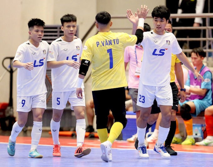Thái Sơn Bắc kịch tính lội ngược dòng đánh bại Sahako, vươn lên dẫn đầu BXH