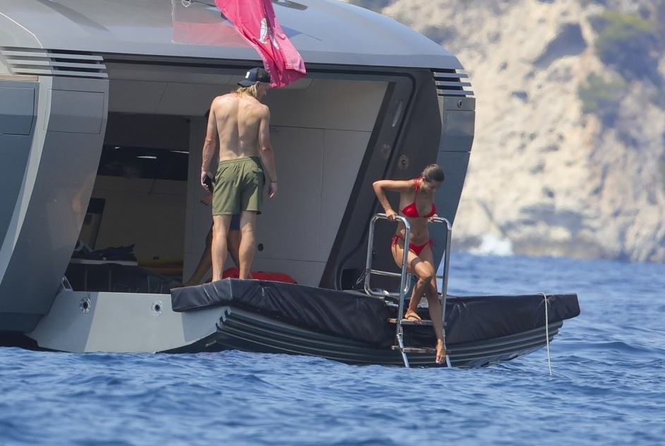 Ngôi sao Erling Haaland tận hưởng kỳ nghỉ thư giãn bên bạn gái xinh đẹp tại Ibiza