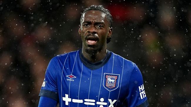 Cựu sao Man United, Axel Tuanzebe, kiện câu lạc bộ vì sơ suất y tế