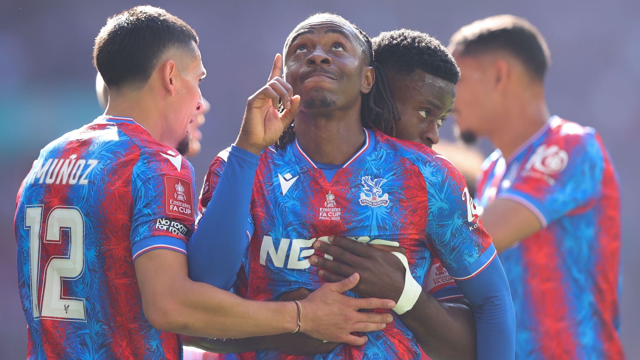 Crystal Palace bị giáng xuống Europa Conference League vì vi phạm quy định sở hữu đa CLB