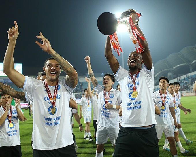 V.League 2025/26: Chính sách ngoại binh mới và bài học từ Đông Nam Á