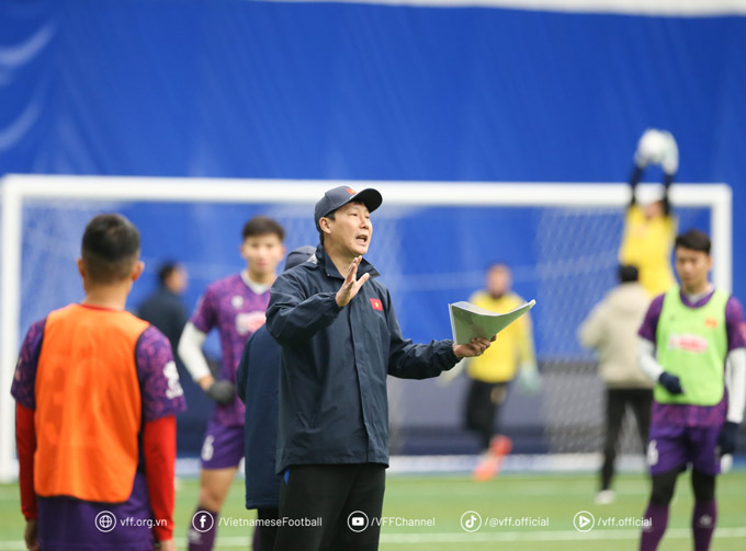 Áp lực đè nặng lên HLV Kim Sang Sik