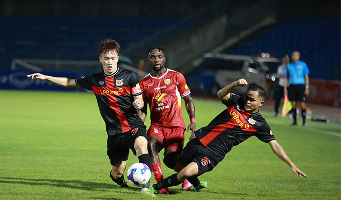 Hoàng Đức đánh dấu màn trở lại V.League với phong độ ấn tượng