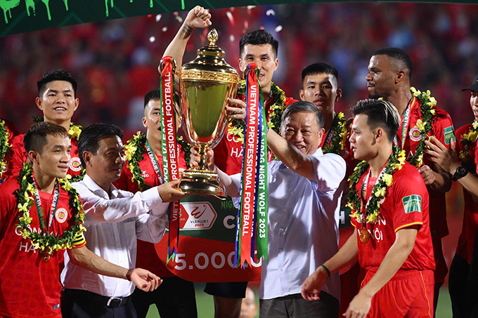 Đại diện CLB CAHN nhận cúp vô địch V.League 2023