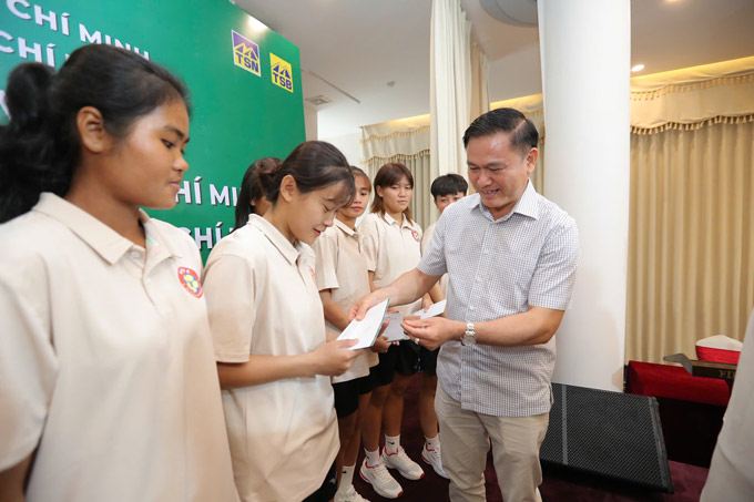 Ông Trần Anh Tú động viên các cầu thủ