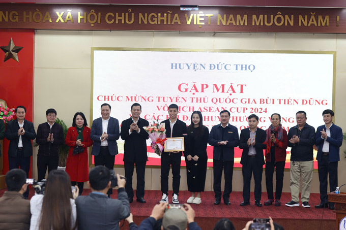 Bùi Tiến Dũng nhận bằng khen tại Đức Thọ