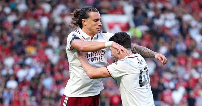 Arsenal thắng MU