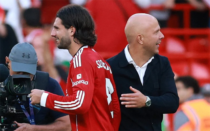 HLV và các cầu thủ Liverpool ăn mừng chiến thắng