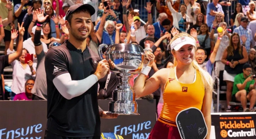 Cặp đôi Pickleball số 1 ăn mừng chiến thắng
