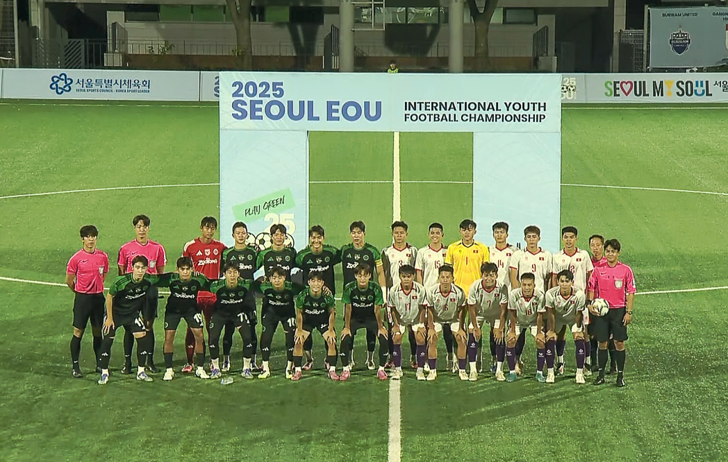 Cảnh trận đấu giữa U18 Việt Nam và K-League U18 All Star