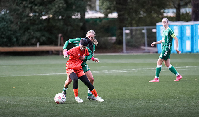 Các cầu thủ U17 nữ Việt Nam thi đấu giao hữu