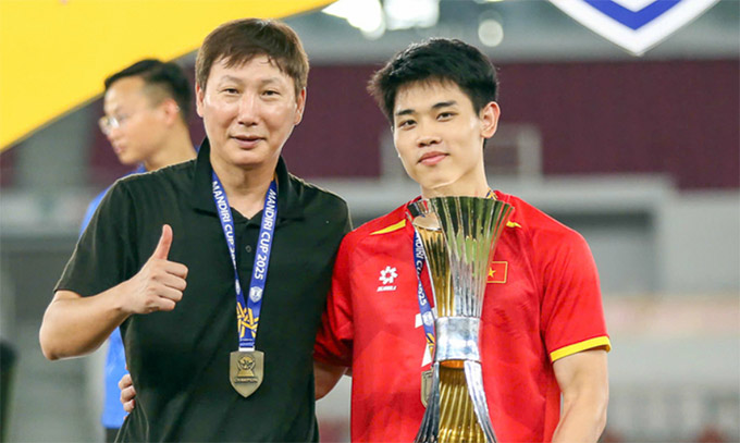 Đình Bắc nhận giải thưởng