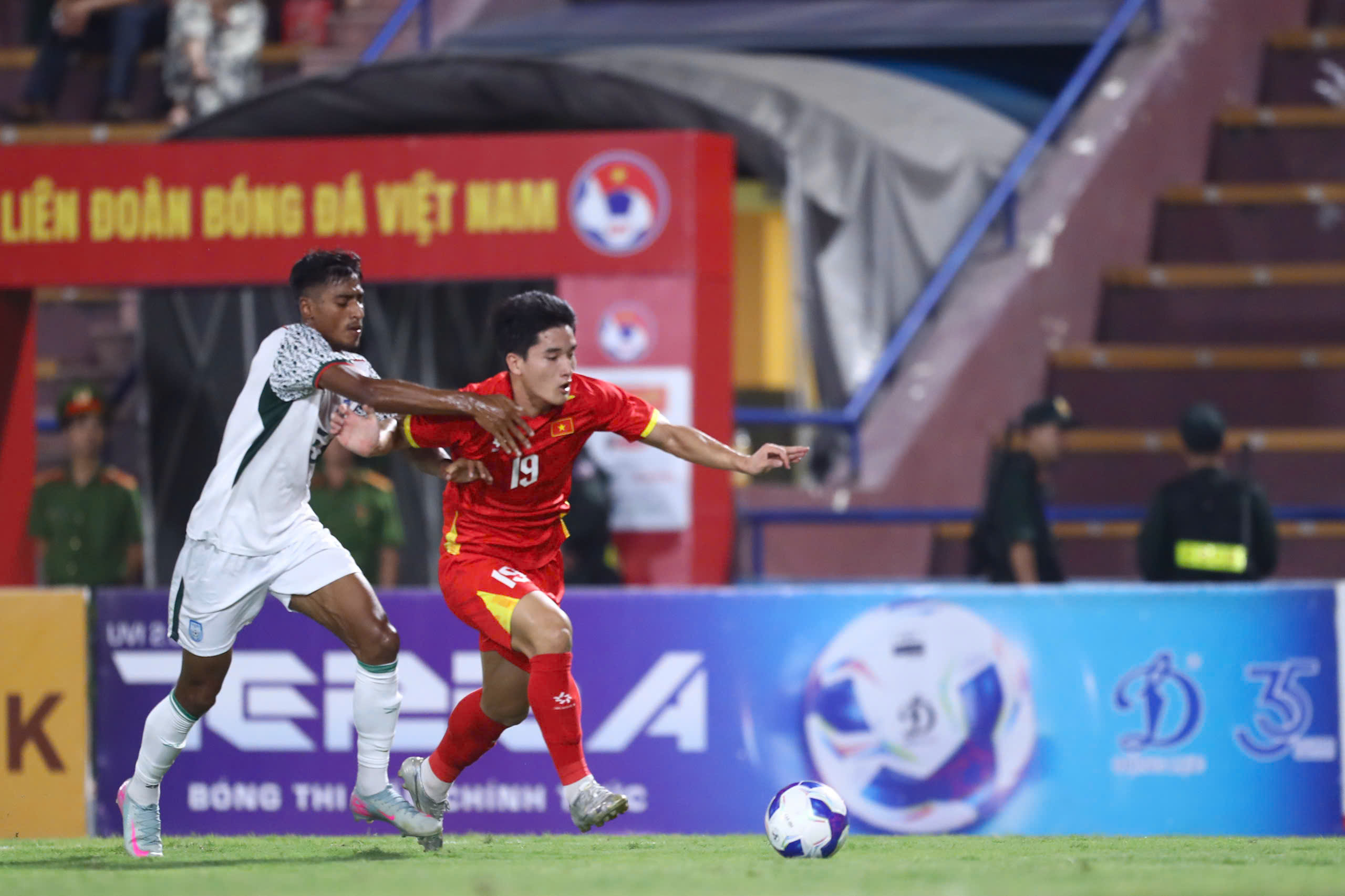 Ngọc Mỹ ghi bàn thắng