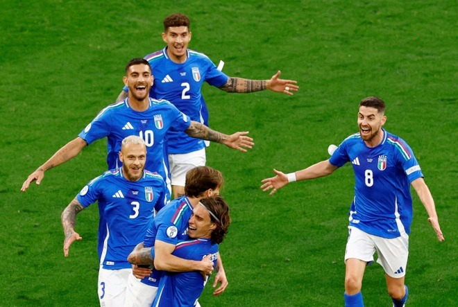 Cầu thủ Italia ăn mừng bàn thắng