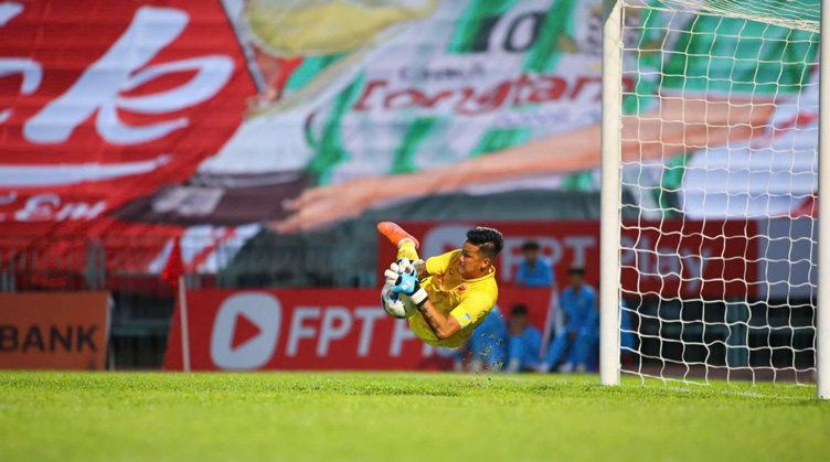 Thủ môn Lê Văn Hưng xuất sắc cản phá penalty