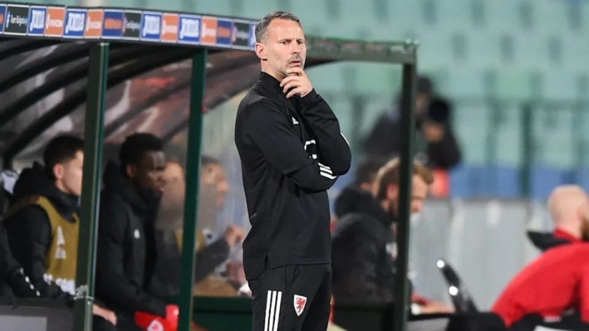 Ryan Giggs rời Salford City