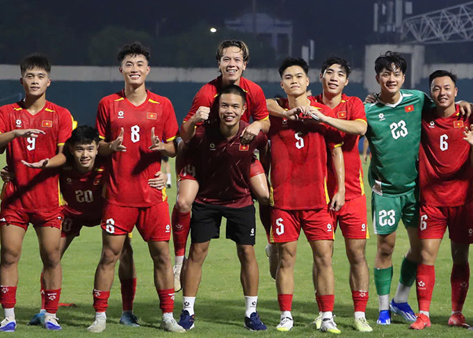 Trần Thành Trung và toàn đội U23 Việt Nam