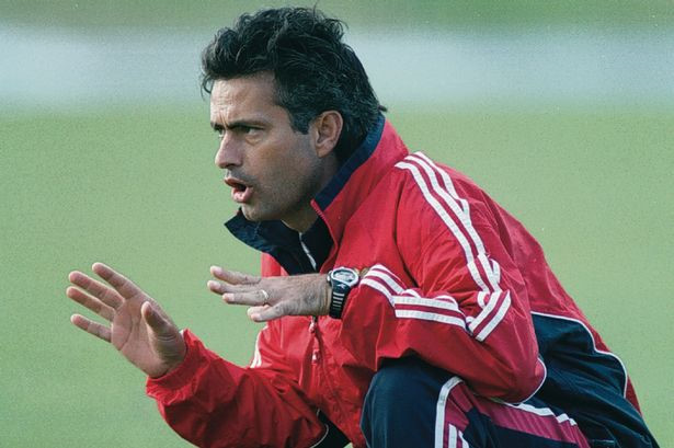 Ảnh Mourinho thời trẻ dẫn dắt Benfica