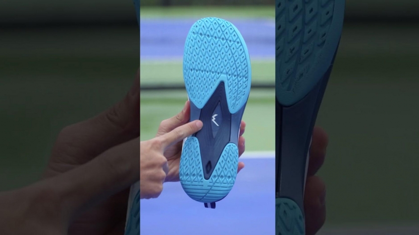 Thanh chống xoắn giữa đế giúp ổn định cổ chân Thanh chống xoắn giữ cổ chân ổn định