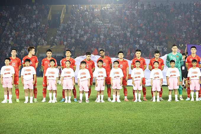 Khoảnh khắc trẻ em dắt tay cầu thủ ĐT Việt Nam trước trận đấu Nghi thức dắt tay cầu thủ của trẻ em tại sân Thống Nhất