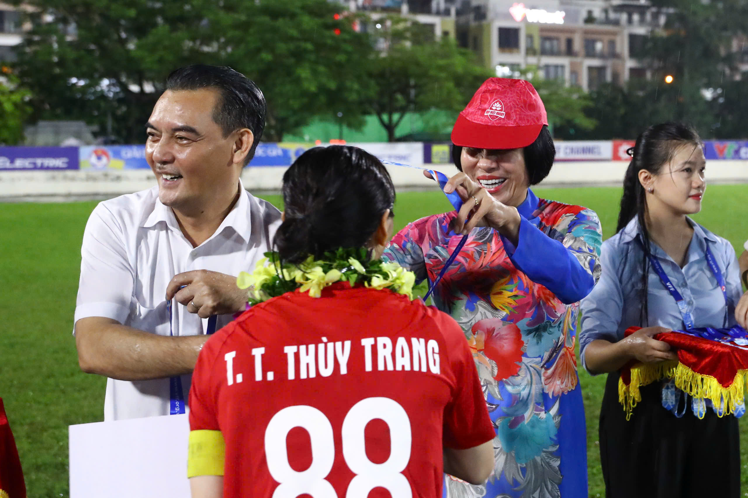 Ông Nguyễn Quốc Hội trao huy chương và chức vô địch cho TP.HCM I