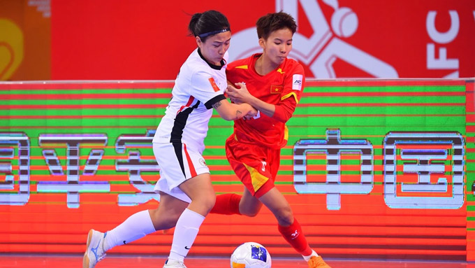 Đội tuyển futsal nữ Việt Nam thi đấu chống lại Indonesia