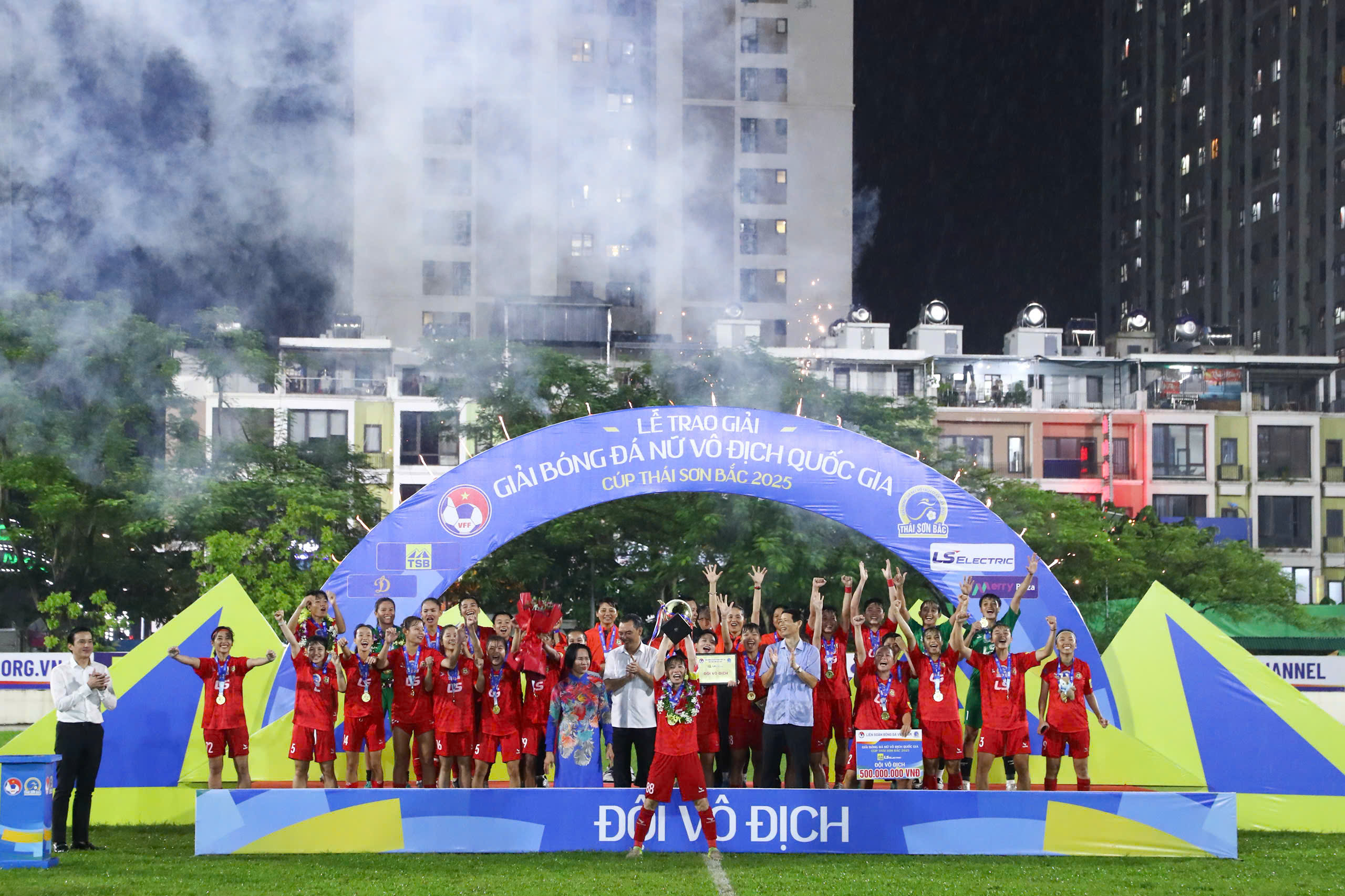 Đội trưởng Trần Thị Thuỳ Trang nâng cúp vô địch nữ quốc gia