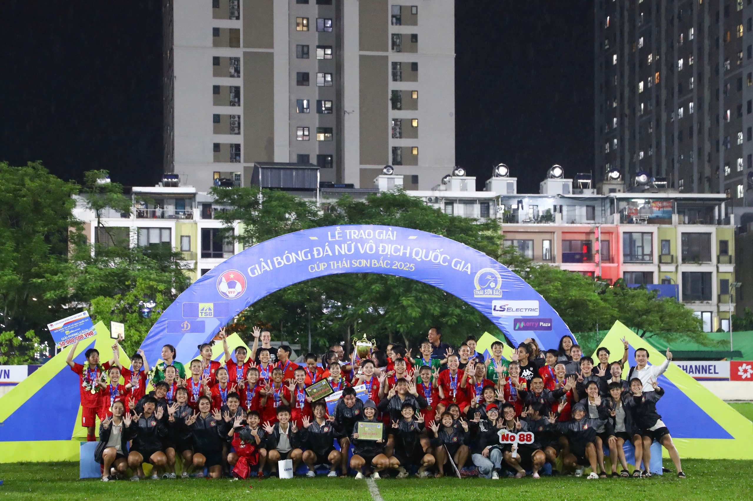 HLV Kim Chi cùng các học trò ăn mừng chức vô địch liên tiếp lần thứ 7