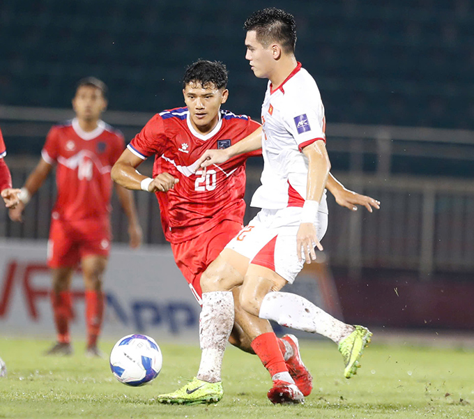 Tiến Linh thi đấu ấn tượng trong màu áo ĐT Việt Nam Tiến Linh đang thực hiện pha đỡ bước một chuẩn xác