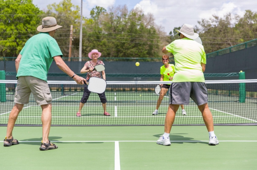 Lợi ích cải thiện mật độ xương của pickleball Phụ nữ tập pickleball nâng cao sức khỏe xương khớp