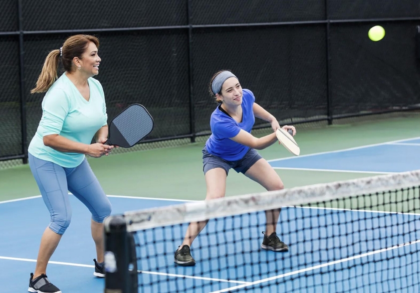 Người trung niên chơi pickleball tại công viên Môn thể thao dễ tiếp cận cho mọi độ tuổi