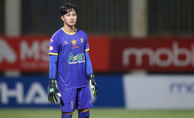 Văn Bình năm nay chỉ mới 20 tuổi nhưng đã có 9 trận bắt chính cho SLNA