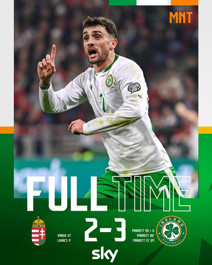 Sân bóng và cầu thủ Ukraine ăn mừng