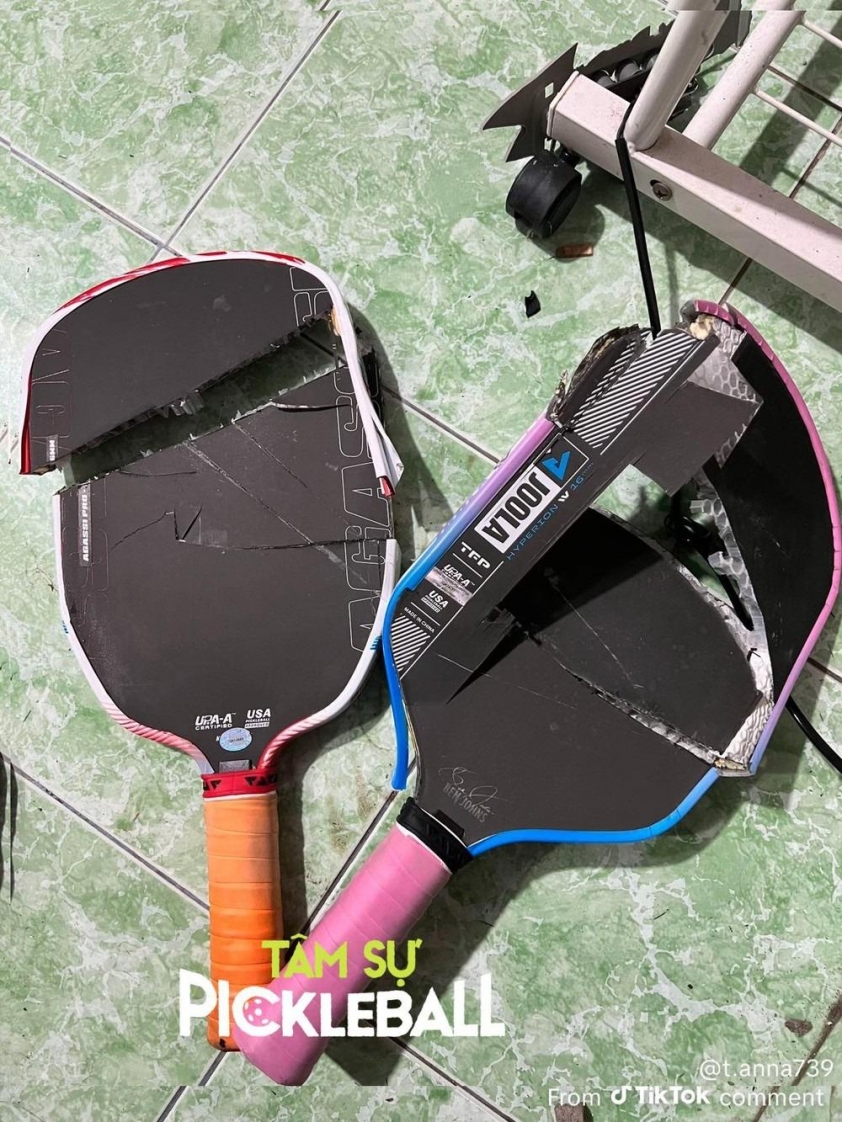 Hai cây vợt Joola và Agassi bị phá hủy