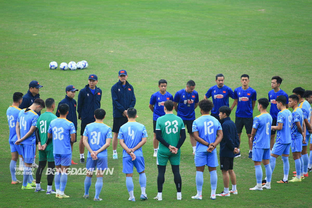 Kim Sang Sik ĐT Việt Nam tập chiều 11/11 HLV Kim Sang Sik cùng đội tuyển Việt Nam tập luyện ngày 11/11