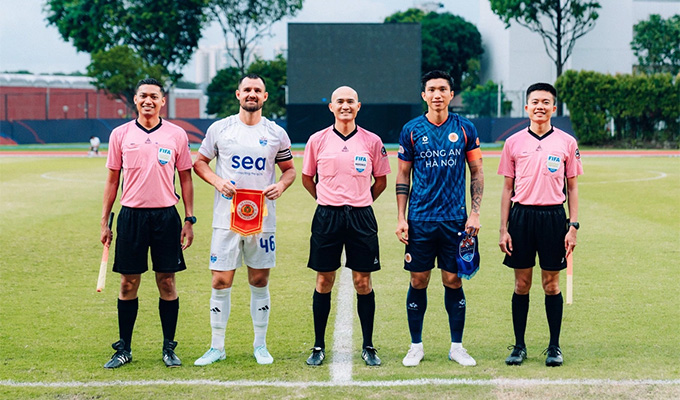 Đoàn Văn Hậu đá chính, đeo băng thủ quân của CAHN trong trận giao hữu trên đất Singapore vừa qua Đoàn Văn Hậu mang băng thủ quân trận giao hữu Singapore