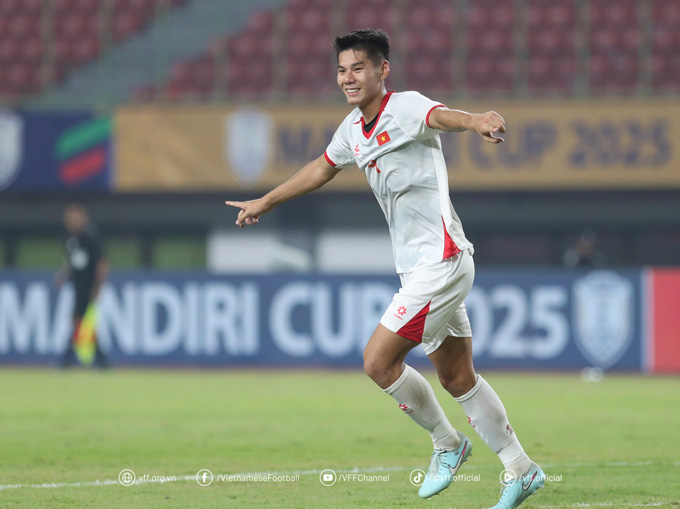 Trung vệ Nguyễn Hiểu Minh trên sân bóng