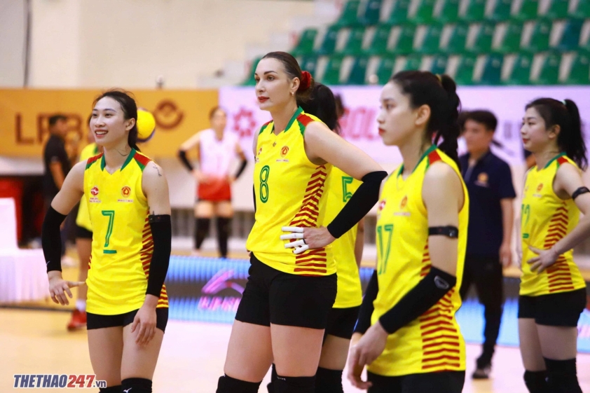 Ngoại binh thi đấu trên sân