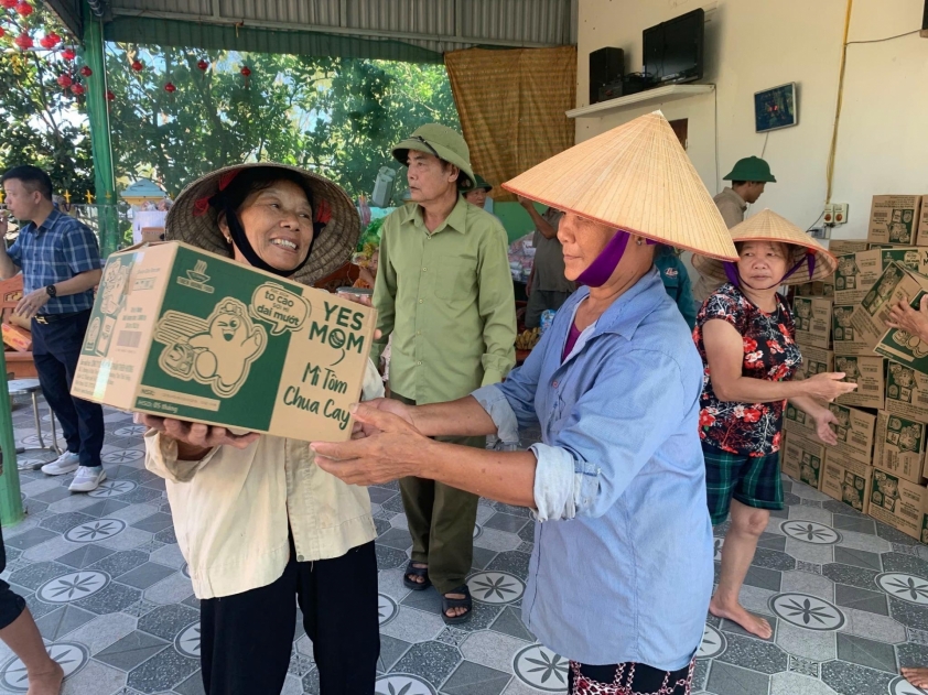 Các doanh nhân trẻ trao quà cho bà con Doanh nhân trẻ trao quà miền Trung