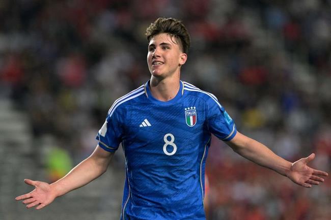 ĐT Italia và nỗi khắc khoải trong sắc thiên thanh 3 Những sao trẻ tiềm năng như Cesare Casadei không có nhiều cơ hội cọ xát tại Italia