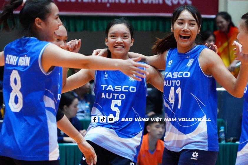 Bùi Thị Ánh Thảo (số 5) và các đồng đội đang thăng hoa tại giải hạng A toàn quốc năm nay Bùi Thị Ánh Thảo cùng đồng đội bóng chuyền nữ Hà Nội