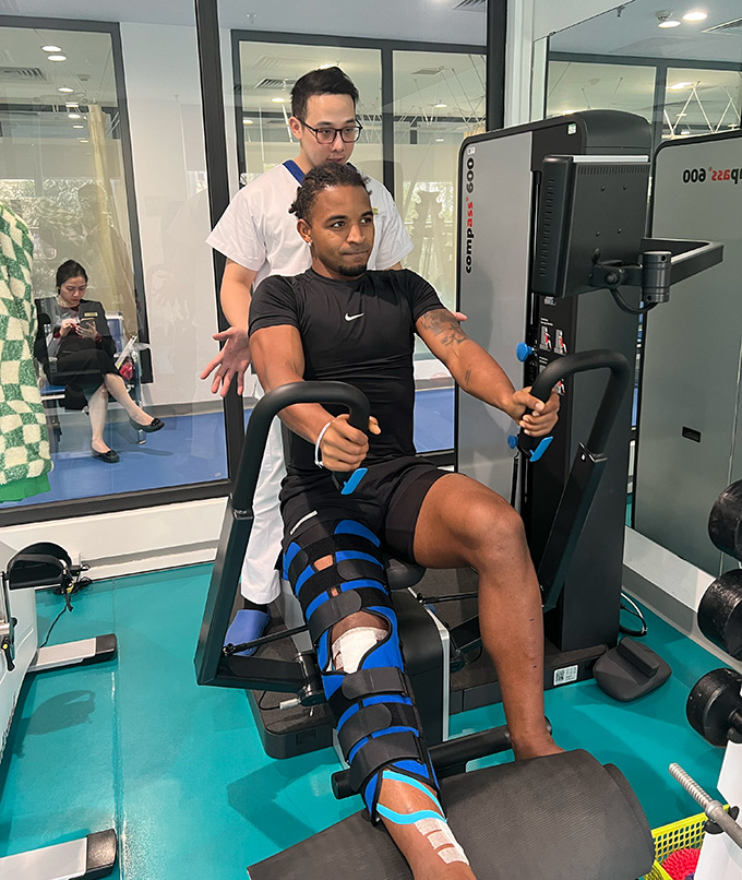 Bác sỹ CKII Vũ Tú Nam - Trưởng khoa Chấn thương chỉnh hình và Y học Thể thao Bệnh viện Vinmec Smart City, lạc quan về khả năng tái xuất sân cỏ của Xuân Son - Ảnh: NVCC Bác sĩ Vũ Tú Nam chia sẻ về tình trạng của Xuân Son