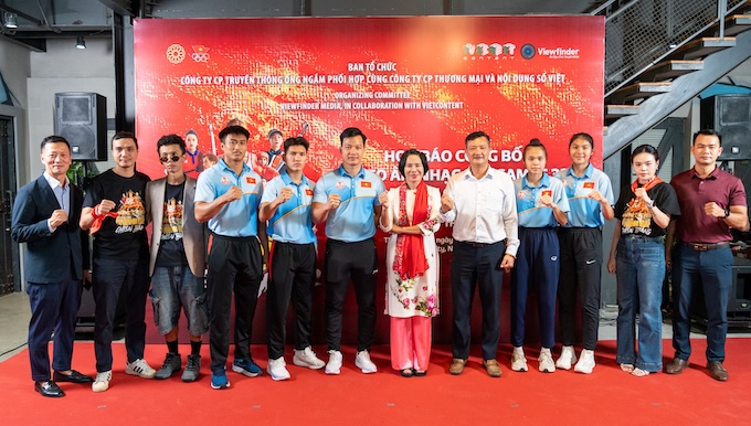 Bà Lê Thị Hoàng Yền cùng các tuyển thủ trong buổi ra mắt MV